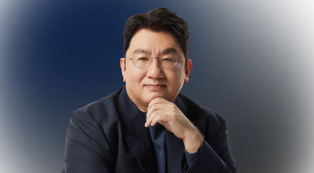Bang Si Hyuk enfrenta investigação por fraude acionária na HYBE