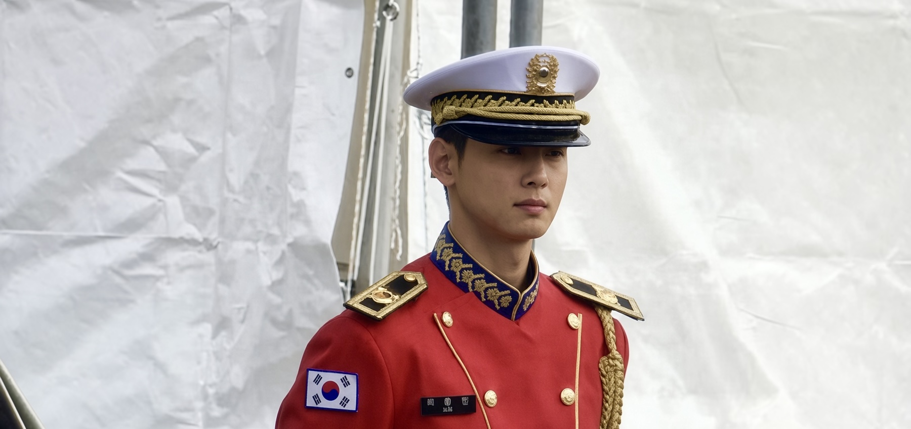 Cha Eun-woo (ASTRO) surge impecável com uniforme da banda militar no Festival de Gyeryong