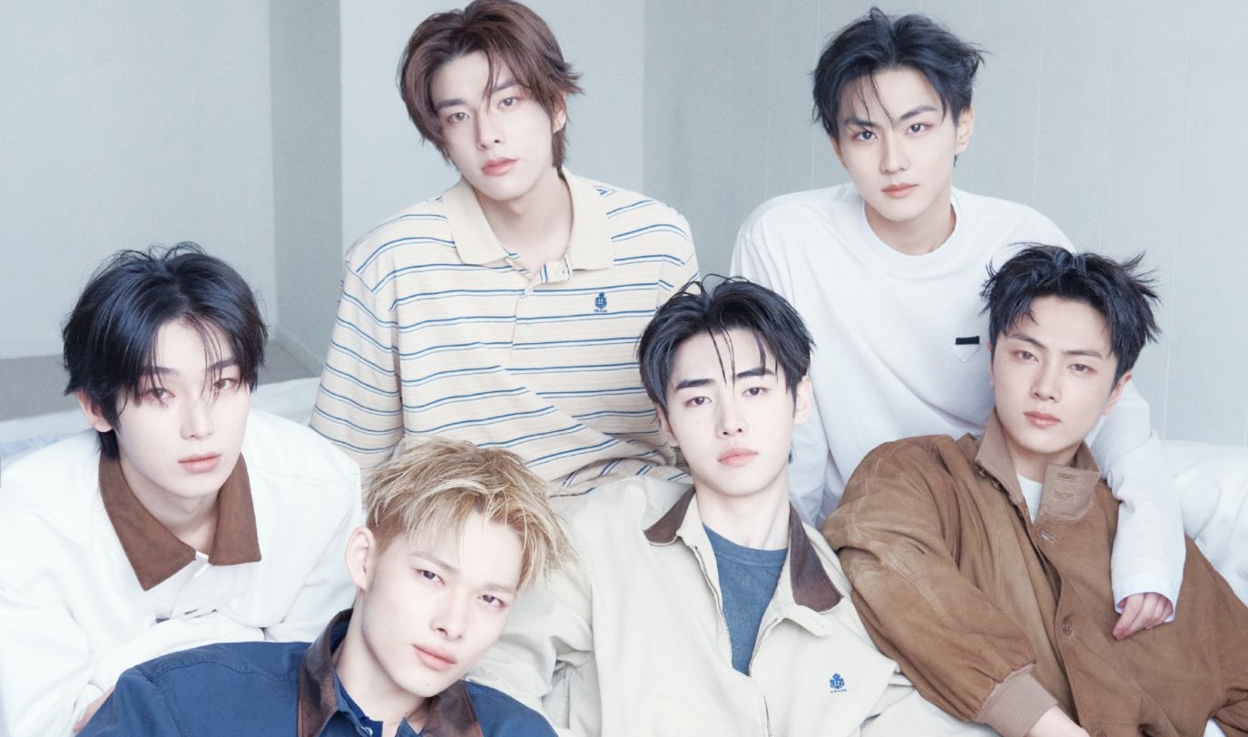ENHYPEN posa com coleção Days of Summer da Prada na edição recente da DAZED Korea