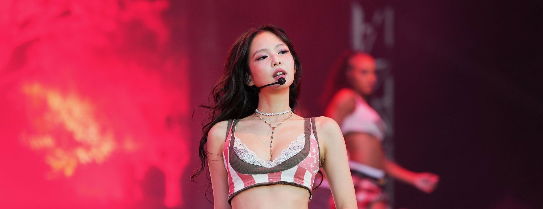 Jennie faz história no Governors Ball com show completo e faixas inéditas
