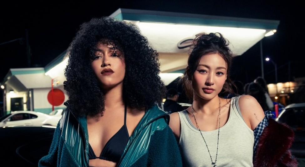 Jihyo do TWICE e Jenevieve entregam uma parceria celestial em "Hvnly"