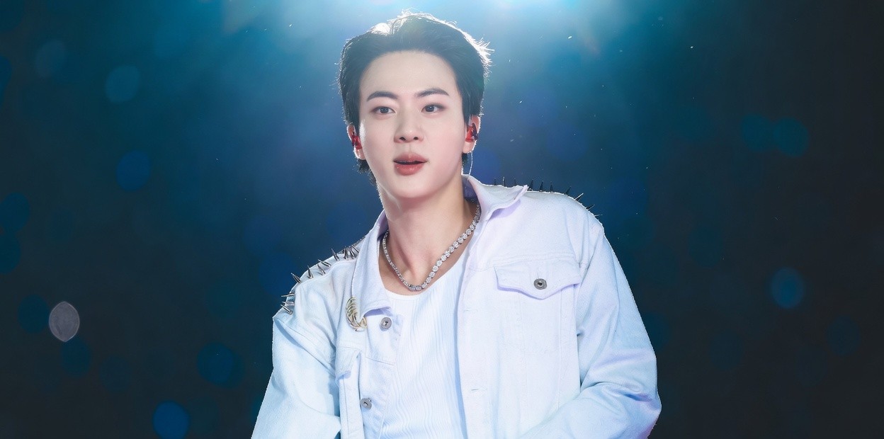 Jin usa jaqueta “BTS” usada por Místico em homenagem durante show sold-out no México