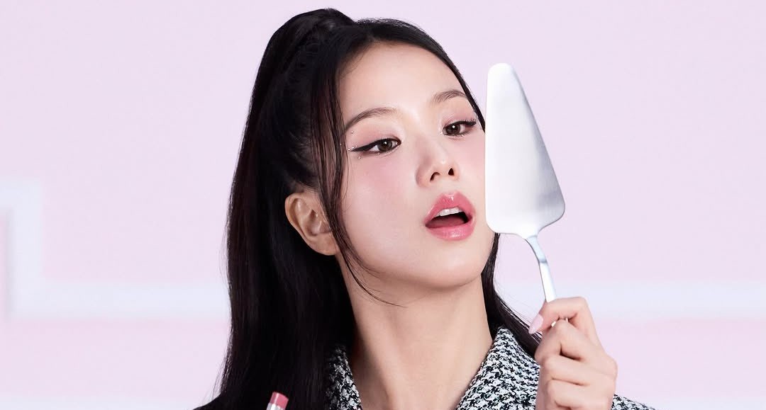 JISOO estrela nova campanha do Dior Addict Glass Lipstick