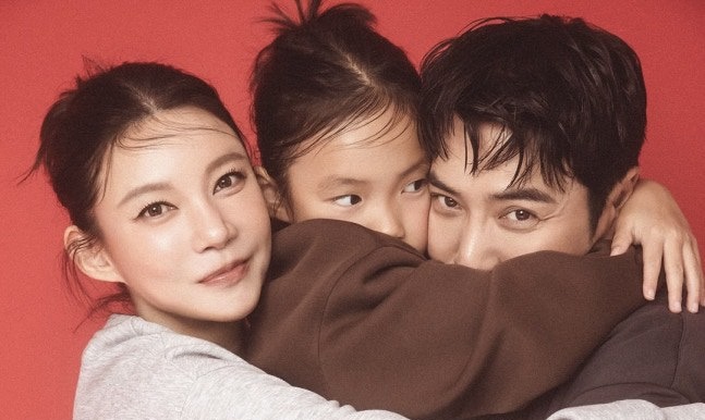 Joo Sang-wook e Cha Ye-ryun revelam o rosto da filha de 8 anos em primeira sessão de fotos em família