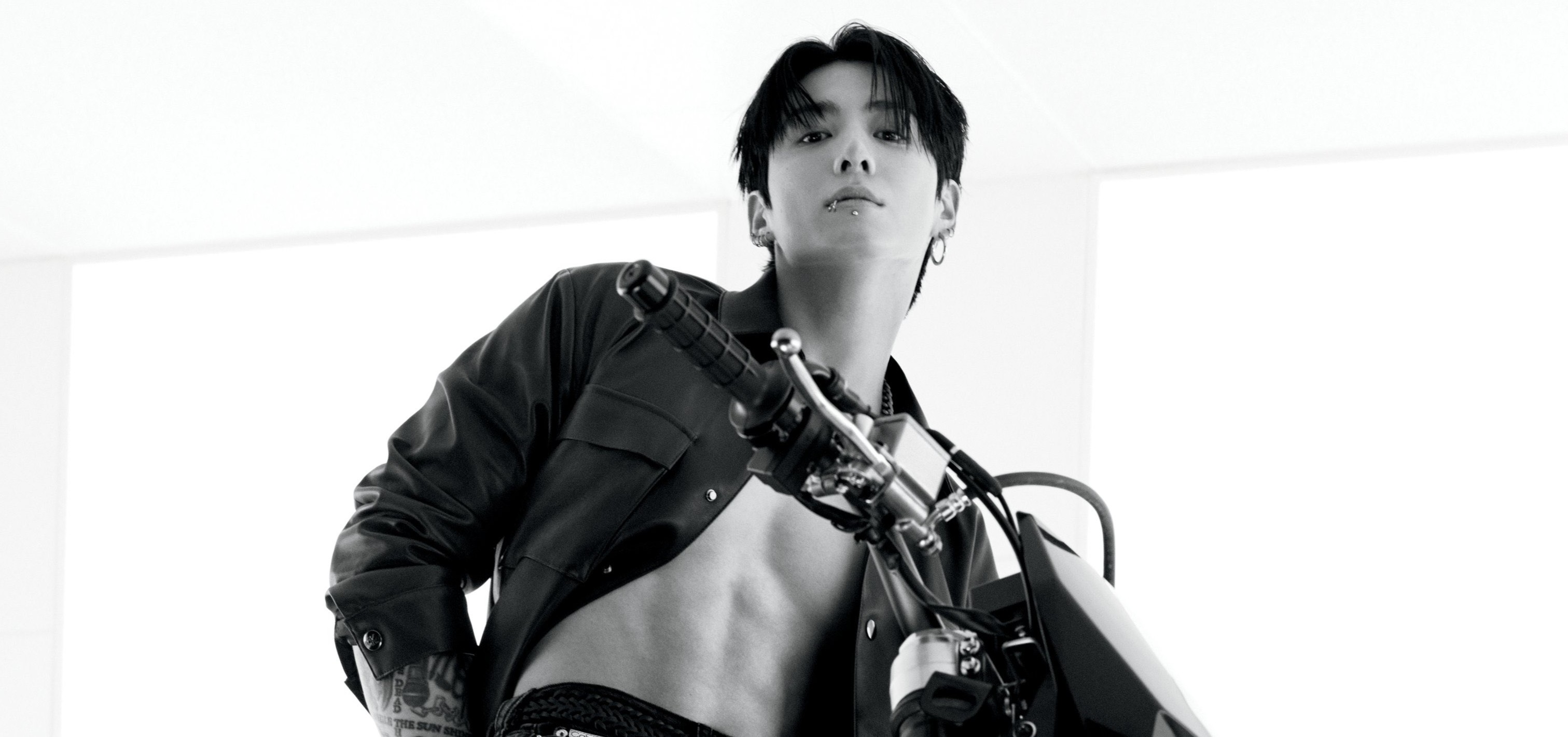 Jungkook revela nova motocicleta Ducati de US$ 41 mil (R$ 205 mil) e anima os fãs