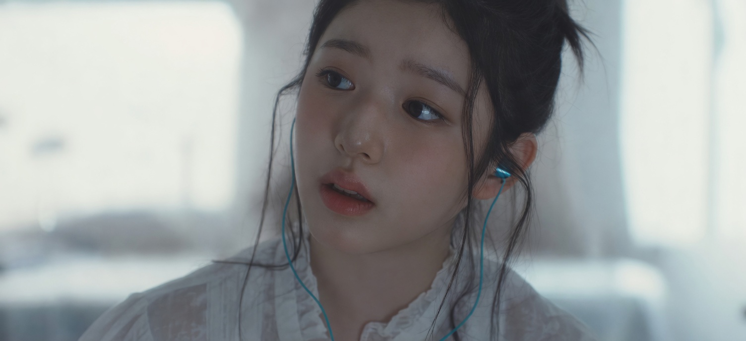 JYP Entertainment revela Kim Na-Bin, trainee do próximo girl group, no MV de Heavy Serenade do NMIXX