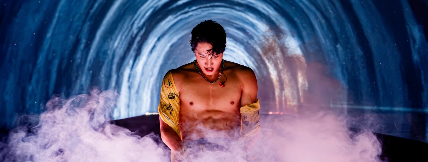 KAI causa alvoroço ao subir ao palco no Waterbomb Busan 2026