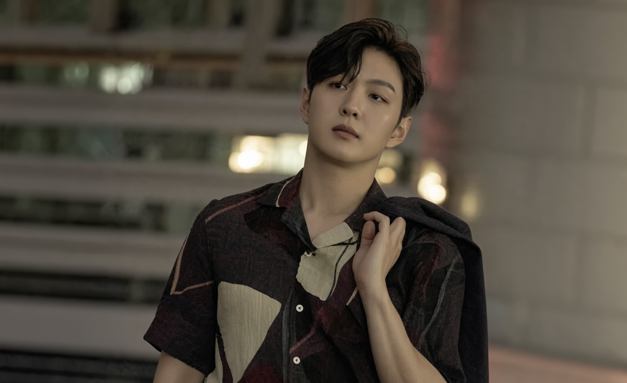 Lee Chang-sub (BTOB) pede desculpas após críticas por comentários em debate sobre namoro