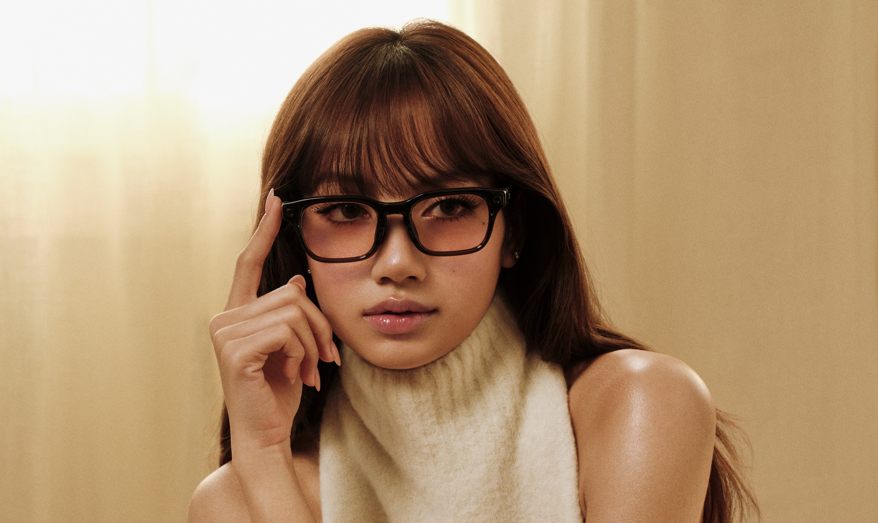 LISA (BLACKPINK) lança coleção exclusiva de óculos inteligentes em parceria com a Meta