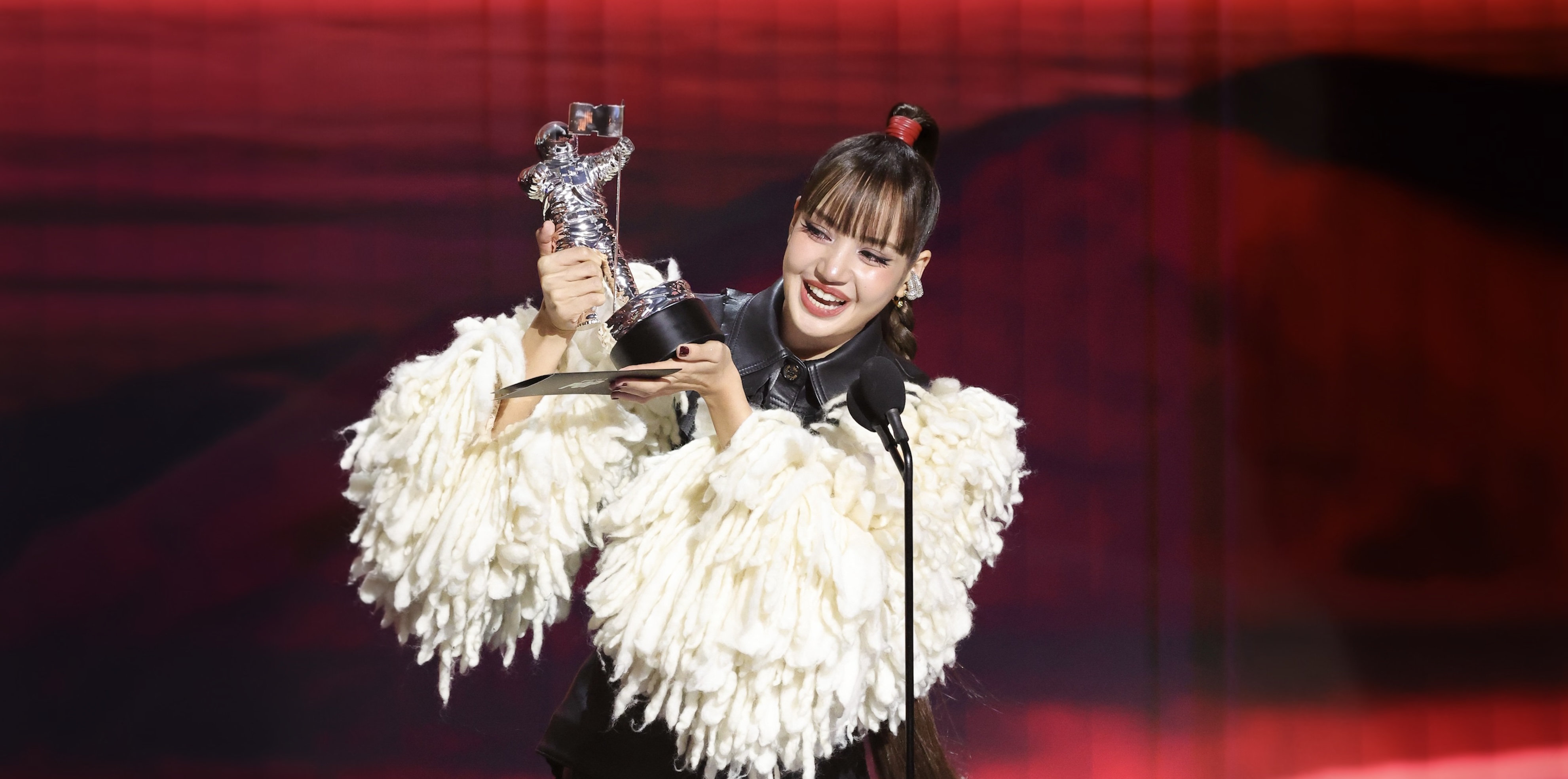 Lisa faz história no VMAs 2026 e se torna a primeira artista solo de K-pop a vencer como 'Melhor Pop'