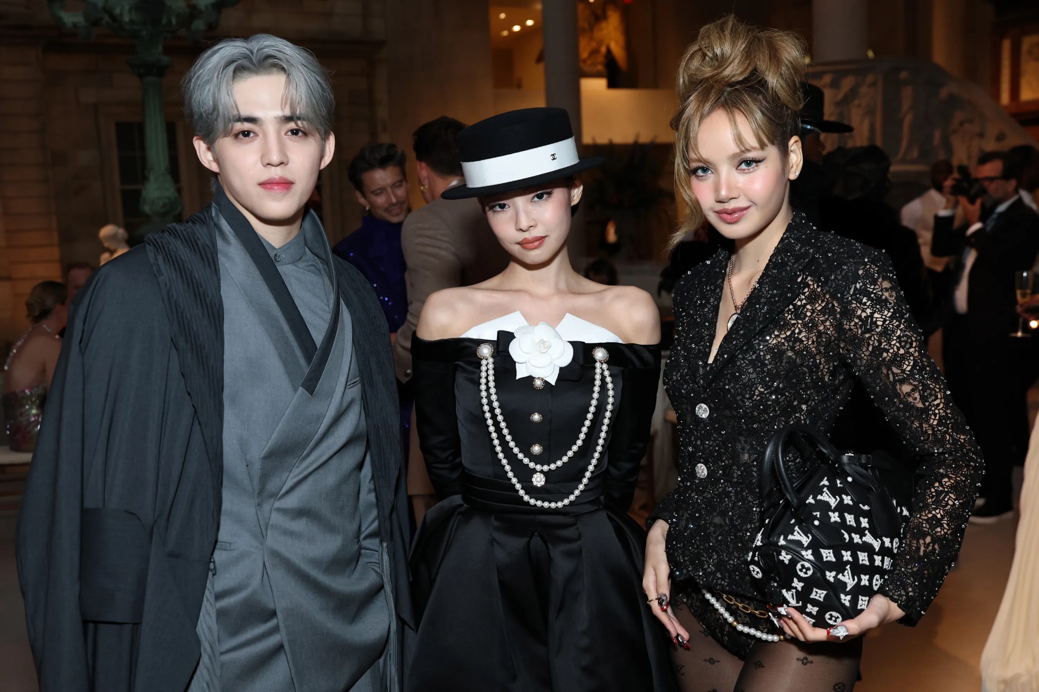 Momento histórico: S.Coups brilha ao lado de Jennie e Lisa no Met Gala 2025