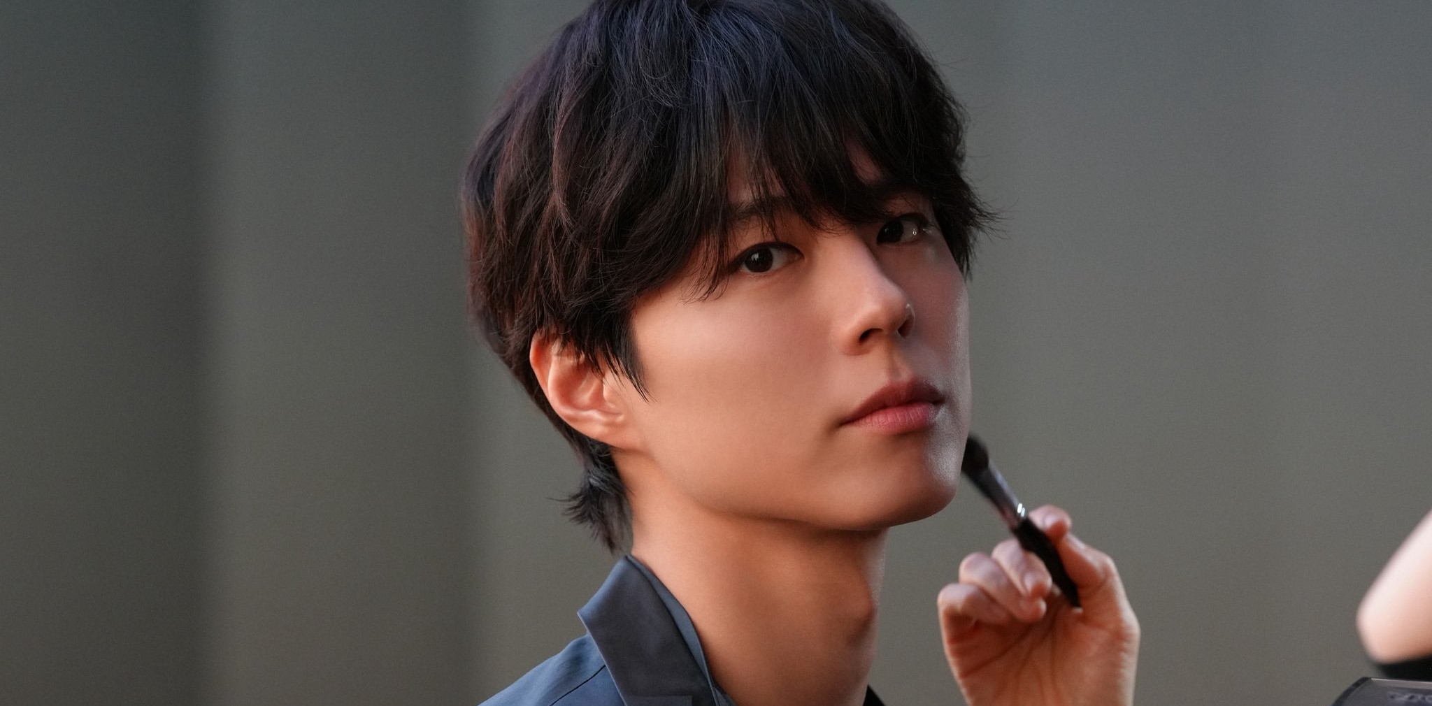 Park Bo Gum encanta nos bastidores da campanha da Dyson
