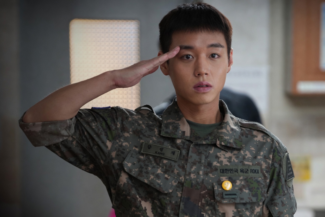 Park Ji-hoon vira lenda na cozinha militar em “The Legend of Kitchen Soldier”