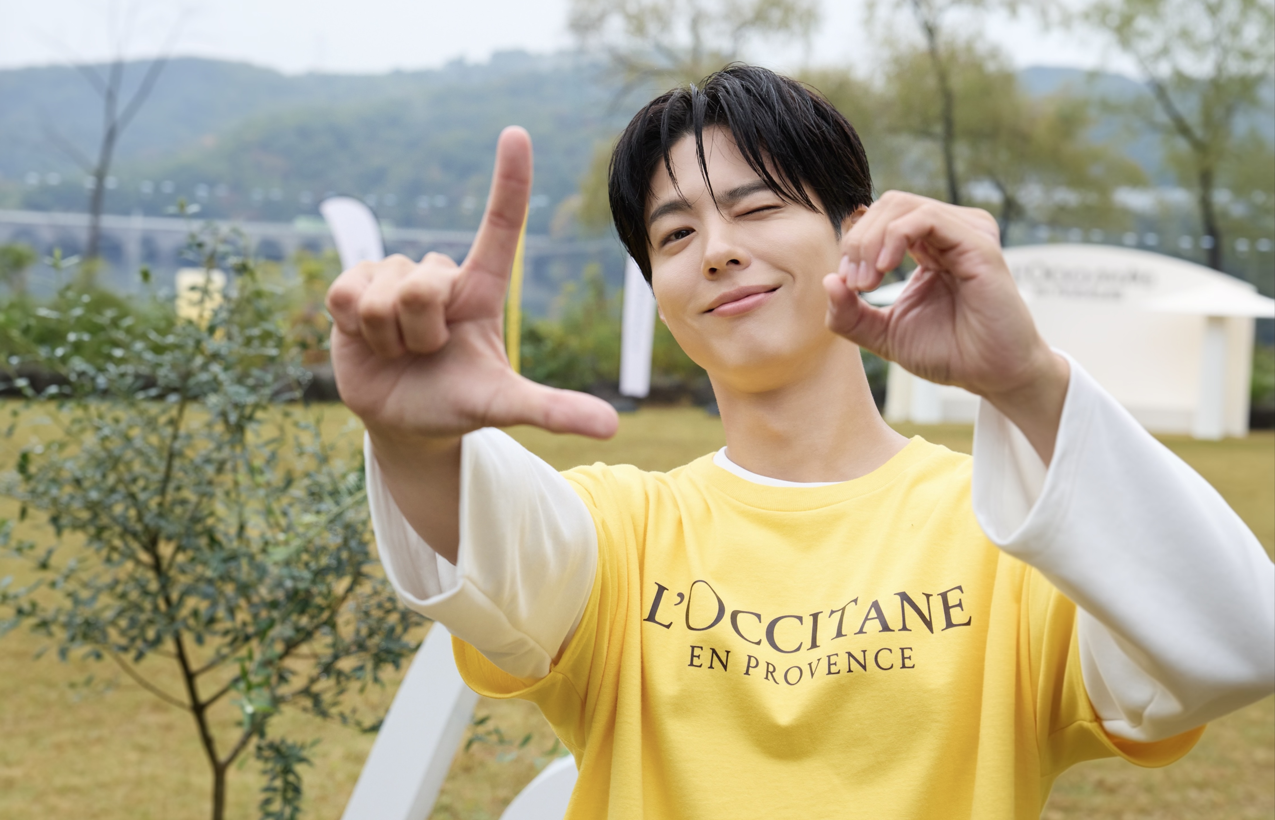 Polêmica inesperada: Park Bogum é criticado por brasileiros após gesto de "L" em campanha da L’Occitane