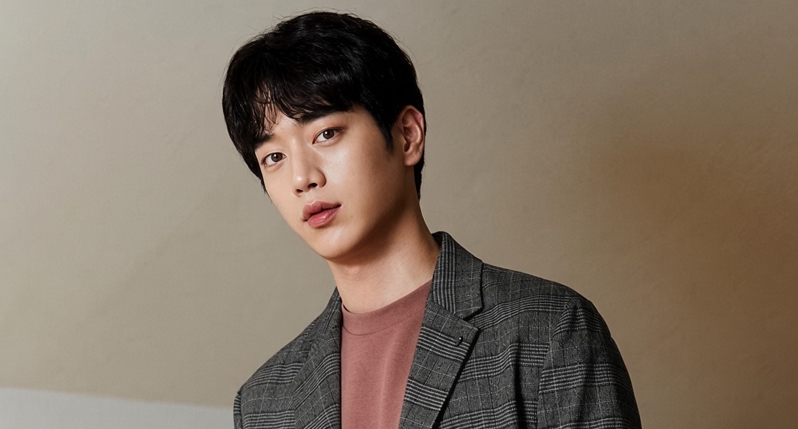 Seo Kang-joon revela ter vivido um dramático triângulo amoroso durante o ensino médio