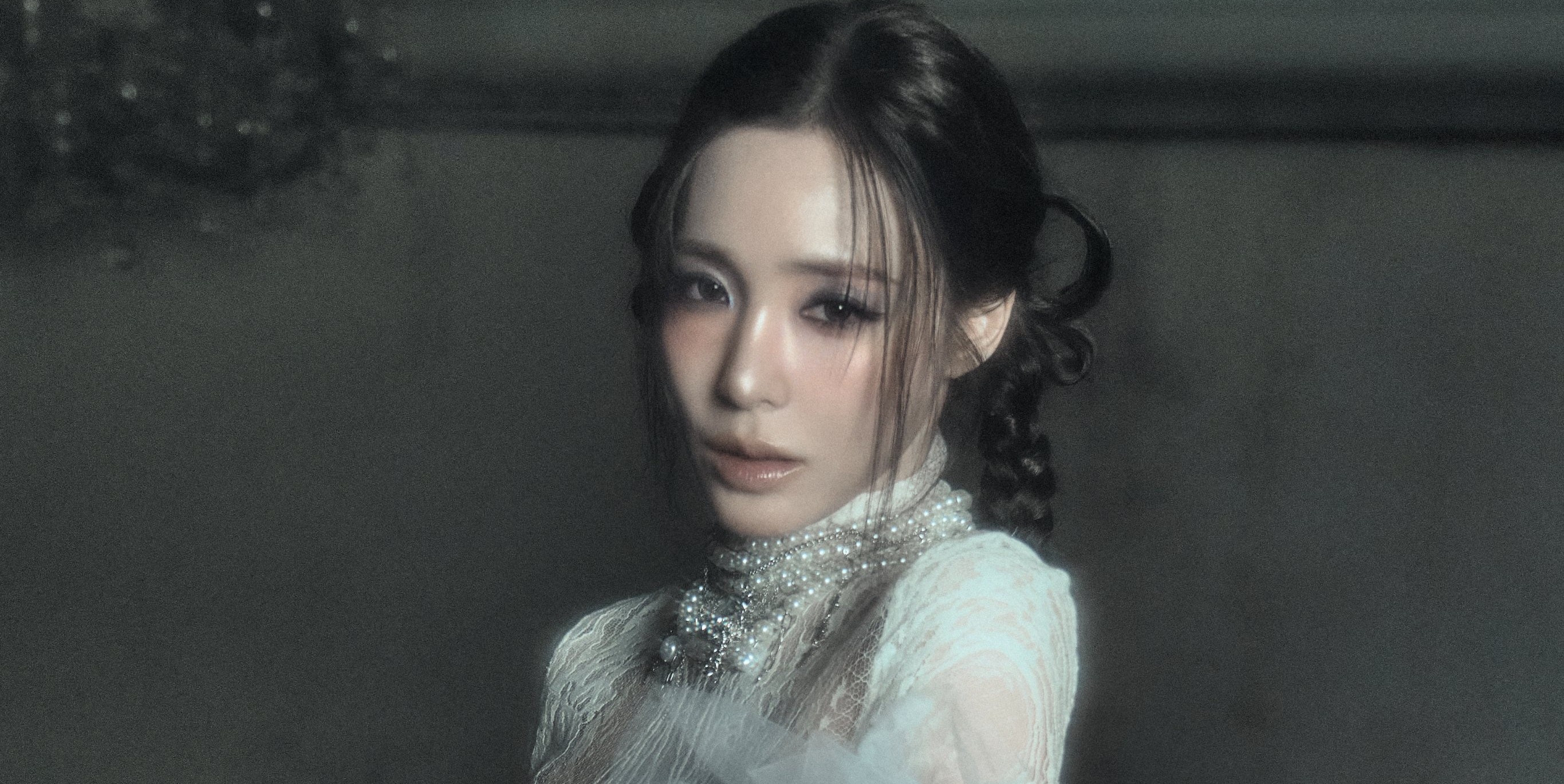 Tiffany Young anuncia retorno triunfal com 'Summer's Not Over'