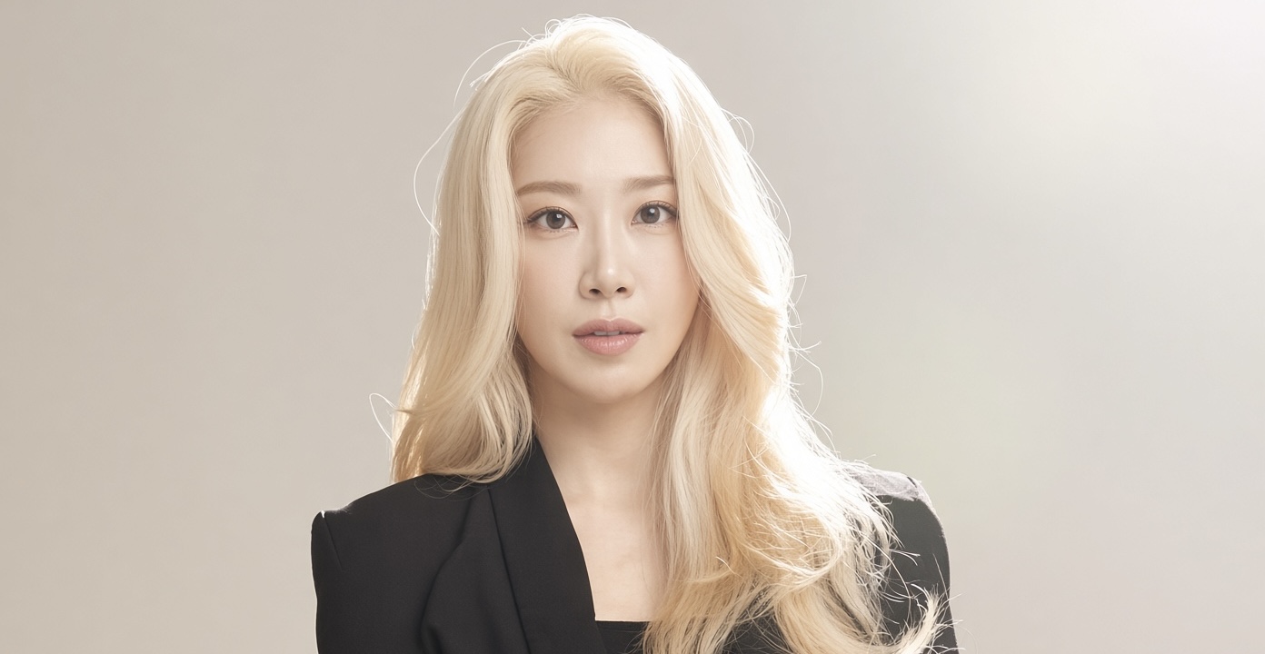 Youngheun, ex-líder do BLACKSWAN, anuncia que está grávida do primeiro filho